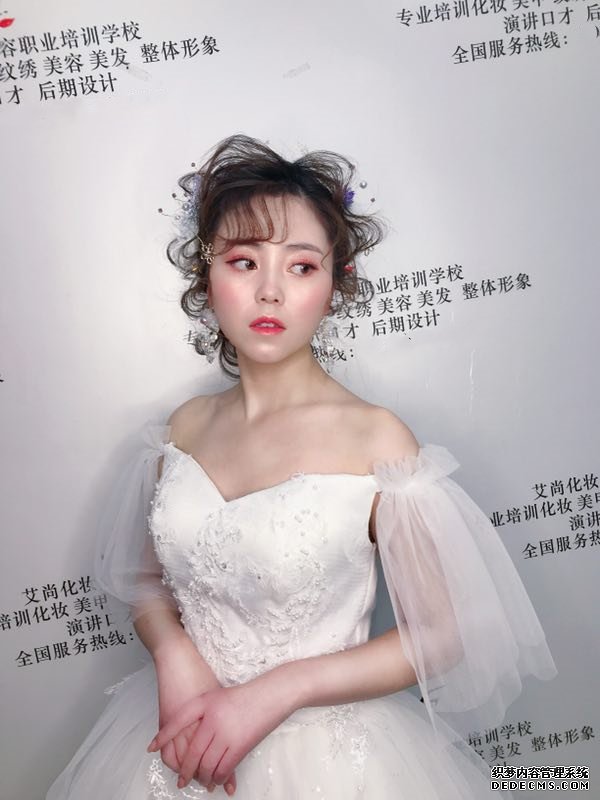 漯河想学点技术去哪学?漯河学化妆怎么样?(图1) 漯河想学点技术去哪学?漯河学化妆怎么样?(图1)