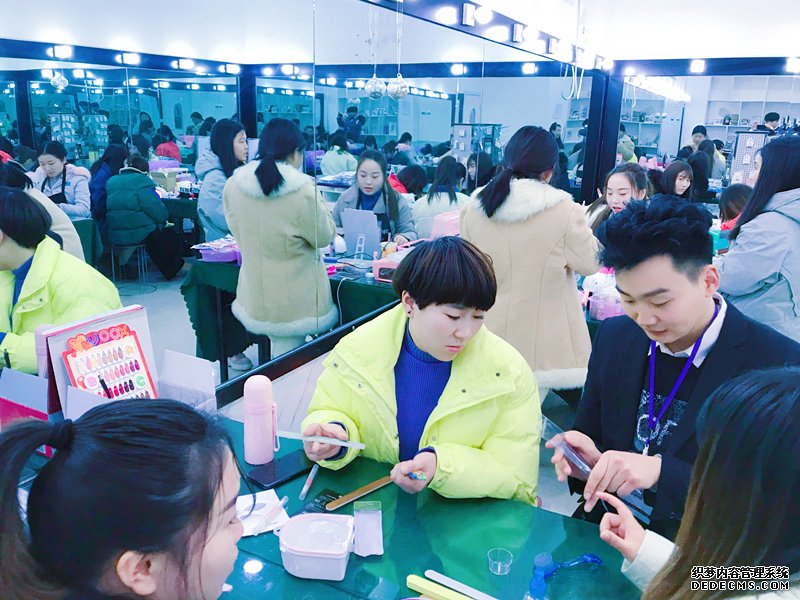 漯河的化妆美容学校都教什么技术呀?(图1) 漯河的化妆美容学校都教什么技术呀?(图1)