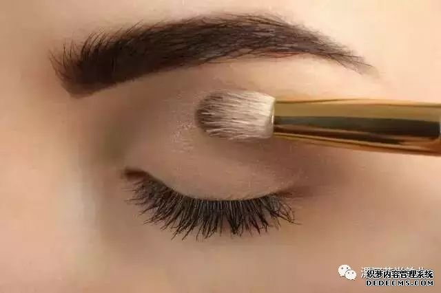 化妆:快来get4款基础眉形的技巧啦!(图6) 化妆:快来get4款基础眉形的技巧啦!(图6)