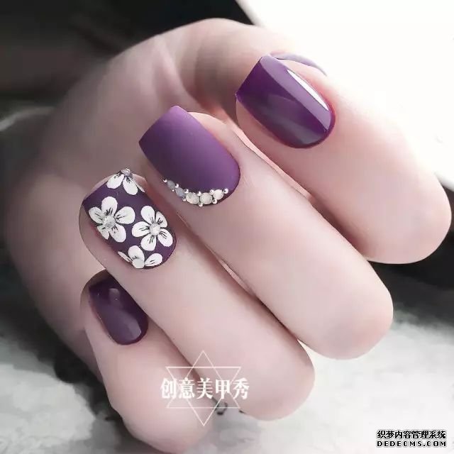 专治手黑！夏天超显白的4种深色系美甲！(图5)