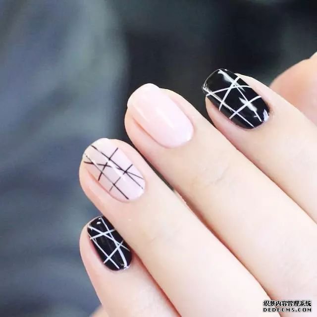 专治手黑！夏天超显白的4种深色系美甲！(图3)