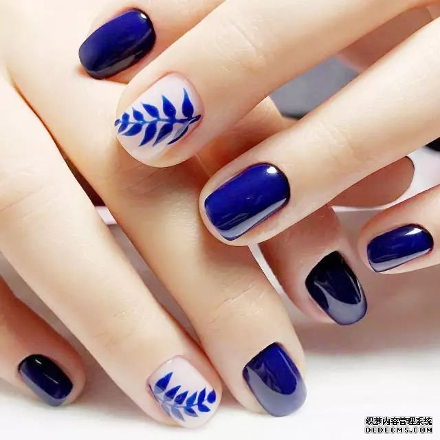 专治手黑！夏天超显白的4种深色系美甲！(图12)