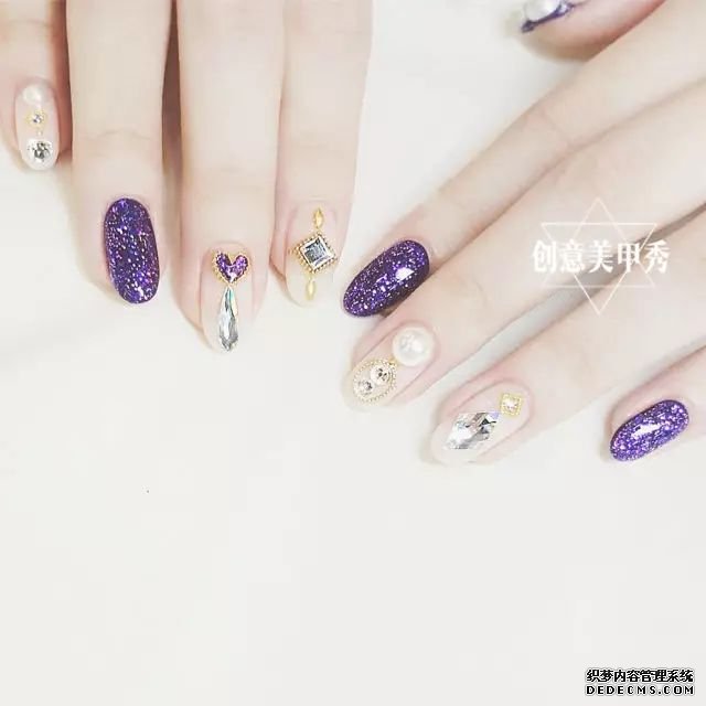 专治手黑！夏天超显白的4种深色系美甲！(图6)