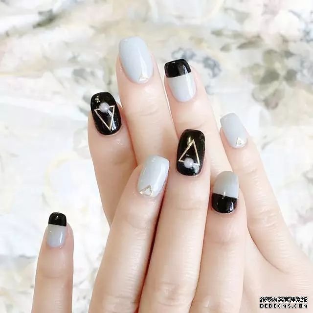 专治手黑！夏天超显白的4种深色系美甲！(图2)