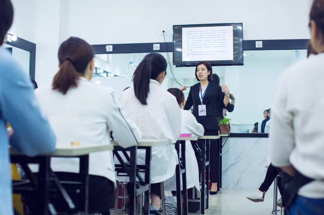 化妆师培训 艾尚化妆学校专业靠谱(图2)