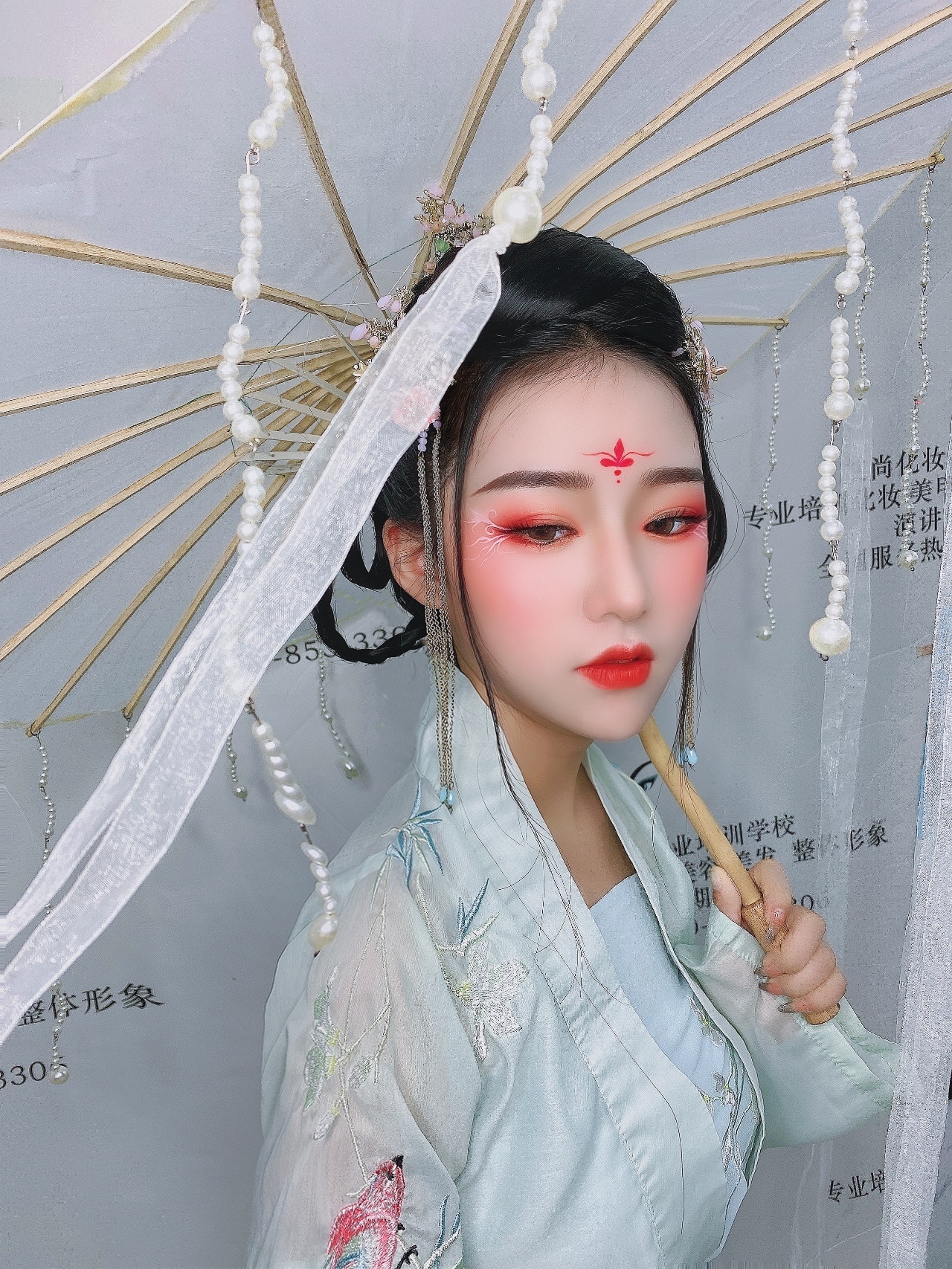 漯河学化妆技术哪里找？艾尚化妆美容职业学校(图1)